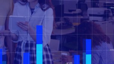 Meslektaş tıkırdatma tableti ve akranları davet etme, veri grafikleri canlandırma ve analitik için dünya haritası. İşbirliği, analitik, takım çalışması, dijital, modern, iş, teknoloji