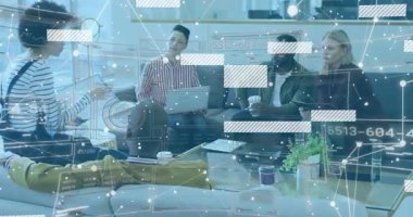 Sunucu jest çizelgesi ağ grafiğini tetiklerken takım iş stratejisi üzerinde çalışıyor. İşbirliği, beyin fırtınası, takım çalışması, proje, yenilik, ofis, tartışma