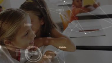 Ağ altında kıkırdayan paravan kızlar ders sırasında erkek el kaldırarak cevap ararken ortaya çıkıyorlar. İşbirliği, yenilik, teknoloji, eğitim, bağlantı, bağlılık, gençlik