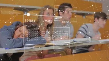 Ders sıraların üzerinde gezinen, not yazarken grafikleri güncelleyen veri yumurtlama işlemleri başlatılıyor. Eğitim, işbirliği, teknoloji, akademik, konsantrasyon, sınıf, yenilik