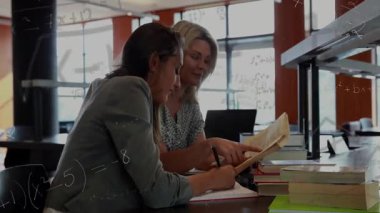 Öğretmen işaret ettikten sonra matematik eğitimine notlar yazan öğrenci, denklem örtüsü ile rehberlik ediyor. Akıl hocalığı, işbirliği, akademik, öğrenme, odaklanma, modern, profesyonel