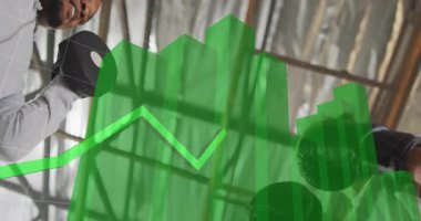 Eldiven tutan boks koçu ve yeşil grafik performansını gölgeleyen stajyer yumrukluyor. Eğitim, fitness, performans, koçluk, spor, atletizm, motivasyon