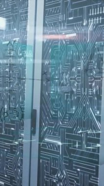 Bilgisayar sunucu odasında veri işleme animasyonu. Küresel teknoloji veri işleme ve dijital arayüz konsepti dijital olarak oluşturulmuş video.