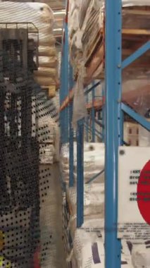 Depoda asansör kamyonunu kullanarak çalışan işçilerin üzerinde dünya ve veri işleme animasyonu. Küresel dağıtım, nakliye, finans ve dijital arayüz kavramı dijital olarak oluşturulmuş video.