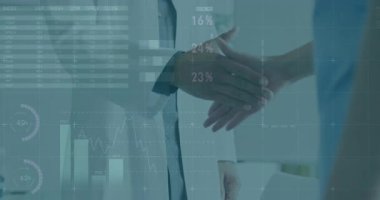 Laboratuvar önlüklü kadın elini uzatıyor ve ameliyat önlüğü giyen adam anlaşmak için animasyon tıbbi verileri silkeliyor. İşbirliği, ortaklık, profesyonellik, sağlık, analitik, fütüristik, takım çalışması