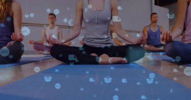 Kamera mavi minderlere odaklanmaya başlıyor, sürüklenen ekommerce simgeleri arasında grup meditasyonu yapıyor. Meditasyon, farkındalık, sağIık, sükunet, rahatlık, uyum, ruhsal uyum.