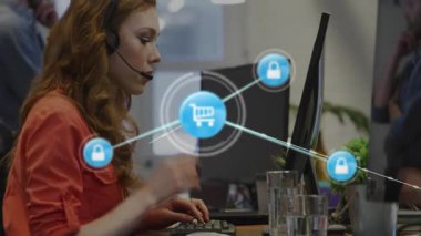 Daktilo eden, kulaklığa konuşan ve notlar yazan bir kadın ajan, dış güvenlik örtüsünü başlatıyor. Siber güvenlik, teknoloji, işbirliği, dijital, yenilik, profesyonel, ağ