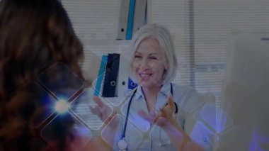 Klinikteki hastaya ekranda büyüyen dijital ağ örtülü teşhisi açıklayan doktor. Tıbbi, danışmanlık, fütüristik, sağlık, teknoloji, profesyonel, iletişim