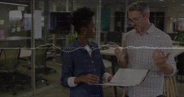 İş arkadaşı verileri gözden geçirirken planlama için panoya tıklayan ve iş haritasını canlandıran bir kadın. İşbirliği, takım çalışması, profesyonellik, modern, ifade, strateji, beyin fırtınası