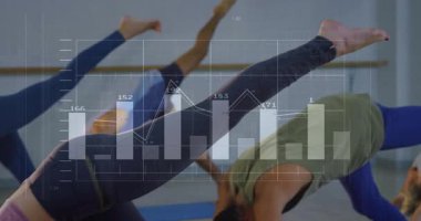 Beden eğitimi dersi takip ediyor. Köpeğin sağ bacağını kaldırıyor ve ölçüm grafiğini gösteriyor. Grup egzersizi, atletik performans, dijital analiz, egzersiz izleme, dinamik hareket, şehir stüdyosu, motivasyon