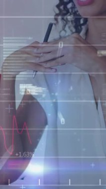 İş kadınının toplantıda konuştuğu verileri ve istatistikleri gösteren arayüz animasyonu. küresel iletişim teknolojisi dijital arayüz kavramı, dijital olarak oluşturulmuş video.
