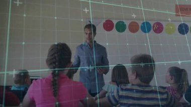 Öğretmenin tableti tıklaması ve öğrencilere el kaldırma derslerinde deniz mavisi şebeke örtüsüyle rehberlik etmesi. Eğitim, sınıf, öğrenim, müfredat, etkileşimli, gençlik, bağlılık