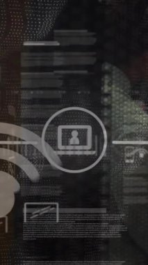 Gülümseyen beyaz iş kadını asma kilit ve dijital güvenlik fotoğrafları üzerinde veri işleme animasyonu. Küresel iş dünyası dijital arayüz teknolojisi ve dijital olarak oluşturulan ağ konsepti.