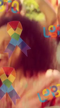 Çeşitli göstericiler üzerinde gökkuşağı şeritleri ve lgbtq animajı. lgbt hakları ve eşitlik kavramı dijital olarak oluşturulmuş video.