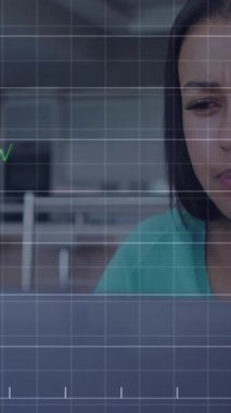 Evinde dizüstü bilgisayar kullanan düşünceli Afro-Amerikan kadının finansal veri işleme animasyonu. Küresel finans ve iş teknolojisi kavramı