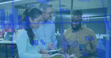 İş ekibi veri açma klasörünü inceliyor ve tablet araklıyor. Tablet çizelge ve analizleri gösteriyor. Şirket, işbirliği, analitik, teknoloji, üretkenlik, takım, modern