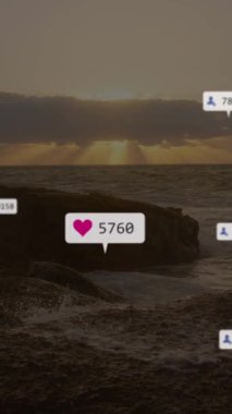 Manzara üzerinde sosyal medya veri işleme animasyonu. Dijital olarak oluşturulmuş küresel sosyal medya, hesaplama ve veri işleme kavramı.