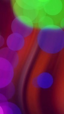 Koyu arkaplanda hareket eden parlak ışık lekelerinin canlandırması. Renk, şekil, ışık ve hareket konsepti dijital olarak oluşturulmuş video.