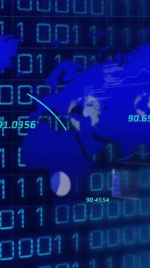 Veri işleme ve kara arkaplanda ikili kodlama üzerine dünya haritasının animasyonu. Küresel iş, teknoloji ve dijital arayüz kavramı, dijital olarak oluşturulmuş video.