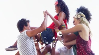 Arkadaşları kollara tırmanan kadınları kaldırıyor, para birimi simgelerini savuruyor mali büyüme gösteriyor. Grup, kutlama, takım çalışması, birlik, mutluluk, açık hava, festival