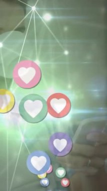 Kafkasyalı bir adamın kahve içip evde akıllı telefon kullanmasının kalp ikonlarının canlandırılması. Sosyal medya ağ teknolojisi kavramı