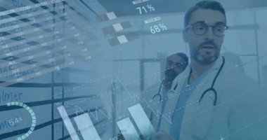 Tahtaya işaret eden doktor, tıbbi ekip cerrahi programı güncellerken grafiklerin örtüşmesine neden oluyor. Sağlık, takım çalışması, işbirliği, profesyonellik, teşhis, hastane, tıbbi planlama