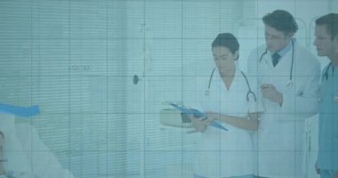 Tıbbi ekip hasta çizelgesini çıkarıyor ve hayati ölçümleri takip eden animasyon çizelgelerini aktifleştiriyor. Sağlık, takım çalışması, teşhis, profesyonel, analiz, hastane, teknoloji