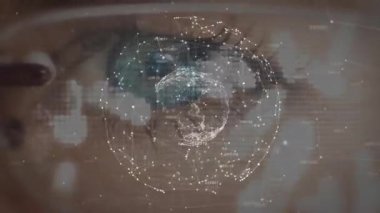 AR gözlüklerini ve holografik küreyi kullanan kullanıcı, veri ağını görselleştirirken göz üzerinde dönüyor. Fütürist, sürükleyici, yenilikçi, dijital, etkileşimli, teknolojik, gösterişli