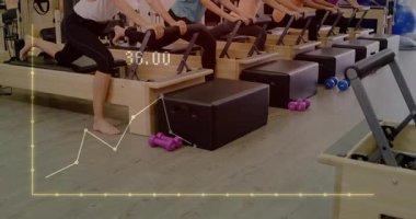 Yenilikçi bir kadın spor salonunda hareketli kuvvet grafiğiyle saldırıyor. Fitness, strength, exercise, wellness, training, dynamic, group