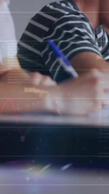 Sınıftaki öğrenciler üzerinde veri işleme animasyonu. küresel eğitim, dijital arayüz ve ağ konsepti dijital olarak oluşturulmuş video.