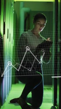 Sunucu odasında tablet kullanan beyaz kadın mühendis üzerinde istatistiksel veri işleme animasyonu. Bilgisayar arayüzü ve iş veri depolama teknolojisi kavramı