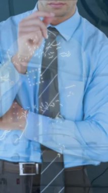 Kafkas iş adamı animasyonu ve çeşitli doktorlar üzerinde bilgisayar devre kartı olan kafa. küresel tıp, sağlık ve bağlantılar konsepti dijital olarak oluşturulmuş video.