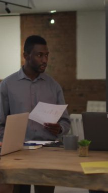 Grafiklerin animasyonu, çeşitli iş arkadaşlarının ofislerinde fikirlerini paylaşmaları üzerine çizgiler ve daireler yüklemek. Dijital bileşik, çoklu pozlama, rapor, iş, planlama, takım çalışması ve teknoloji kavramı.