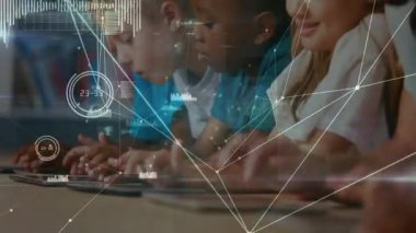 Çocuklar klavyelere tıklıyor ve animasyon veri ağı örtüleri kullanarak işbirlikçi öğrenmeye başlıyorlar. Eğitim, teknoloji, yenilik, işbirliği, dijital, öğrenme, sınıf