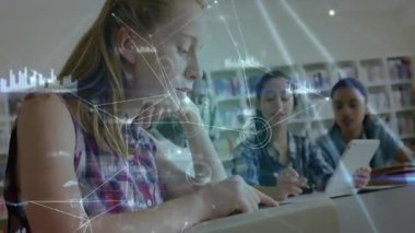 Öğrenciler çalışma masasında toplanıyor, kitap sayfasına dokunuyor ve eğitim için ağ örtüsünü etkinleştiriyor. İşbirliği, eğitim, teknoloji, okur yazarlık, yenilik, takım çalışması, akademik