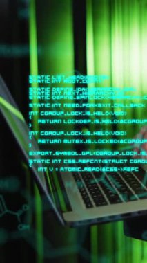 Sunucu odasındaki dizüstü bilgisayarla erkek mühendisin orta bölümündeki tıbbi veri işleme animasyonu. Tıbbi araştırma ve iş veri teknolojisi kavramı