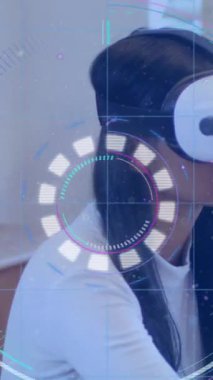 Ofiste VR kulaklık takarken hareket eden kadınlara karşı neon dürbün tarayıcısının üzerindeki ışık izleri. bilgisayar arayüzü ve teknoloji kavramı