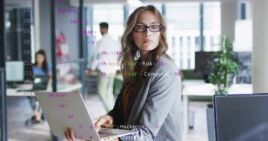 Dizüstü bilgisayarda tarama yapan kadın güvenlik içeriğini analiz ederek navigasyon etiketlerini kötü amaçlı güvenlik duvarına dönüştürüyor. Teknoloji, siber güvenlik, yenilik, profesyonel, dijital, modern, takım çalışması