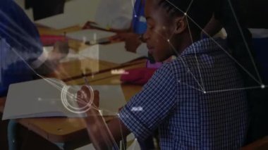 Eğitimle kesişen ağ hatları sorununu çözmek için duran ve panoya bakan bir kız. Çocuklar, eğitim, sınıf, öğrenme, takım çalışması, odaklanma, iletişim