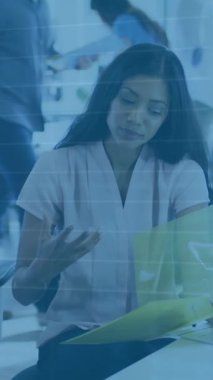 Ofisteki belgeler üzerinde tartışan iki farklı kadın üzerinde borsa veri işleme animasyonu. Küresel ekonomi ve iş veri teknolojisi kavramı