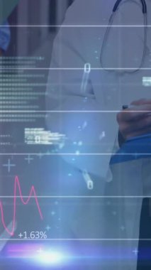 Hemşire gülümseyen beyaz erkek doktor üzerinde veri işleme animasyonu. Küresel tıp ve dijital arayüz kavramı dijital olarak oluşturulmuş video.