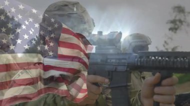 Asker, askerî eğitim üzerine tüfek kaldırıyor bayrak üstüne bayrak indiriyor görüş alanına giriyor, hedefe kilitleniyor. Vatanseverlik, disiplin, hazırlık, taktik, savaş, takım çalışması, açık hava