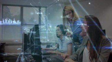 Yönetici iş eğitimine giriyor. Çalışanlara kılavuz oluyor. Monitörleri birbirine bağlayan ağ grafikleri olarak yazıyorlar. İşbirliği, akıl hocalığı, teknoloji, veri görselleştirme, takım çalışması, şirket, iletişim