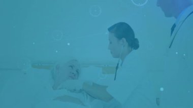 Hemşireler hastanın göğsüne steteskop yerleştirirken, doktorlar da sağlık görüşü için verileri genişletiyorlar. Tıbbi, sağlık, değerlendirme, teşhis, klinik, teknoloji, profesyonel