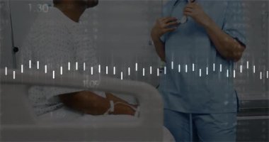 Hemşire steteskopa uzanıp boynu sarmalayarak hayati belirtileri dalga boyu ile açıklıyor. Sağlık, tıbbi, hasta bakımı, izleme, profesyonellik, teşhis, klinik