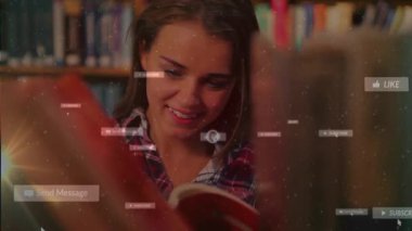 Öğrenci kütüphanede kırmızı kitabı açıyor, bildirimler azalırken okuyor, öğrenmeyi ön plana çıkarıyor. Öğrenme, öğrenim, odaklanma, eğitim, okuryazarlık, konsantrasyon, dijital