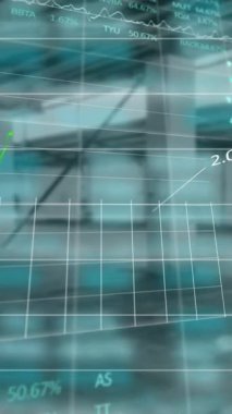 Boş bir depoda finansal veri işleme animasyonu. Küresel gönderme, iş ve veri işleme kavramı dijital olarak oluşturulmuş video.