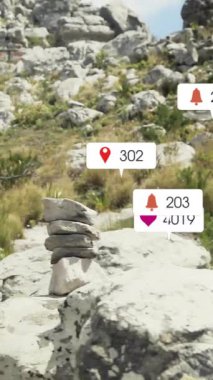 Yürürken taş istiflemek, sosyal medyayla çevrili bir adam animasyon sever. Yürüyüş, doğa, farkındalık, açık hava, macera, çatışma