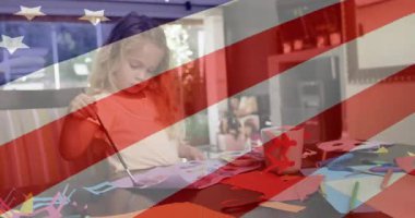 Çocuk fırçasını boyaya batırıyor sonra da sanat için şekiller çiziyor. Yaratıcılık, sanatsal, zanaat, çocukluk, diy, enerjik, odaklanma