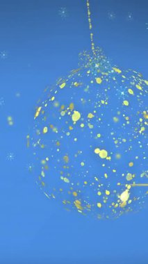 Altın noel animasyonu kar taneleri ve mavi arka planda kutsal yapraklar üzerinde sallanıyor. Noel, kış, şenlik, gelenek ve dijital olarak üretilen video konsepti.